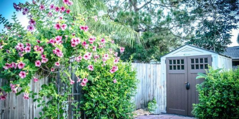 Къде е по-добре да поставите стопански постройки на лятна вила